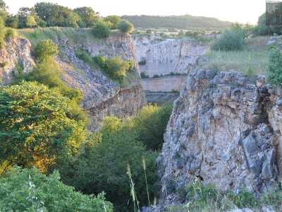 Arriviamo ora su un belvedere naturale, da dove � possibile ammirare la cava di Monte Rotondo, profonda almeno sessanta metri e non pi� utilizzata dagli anni 80